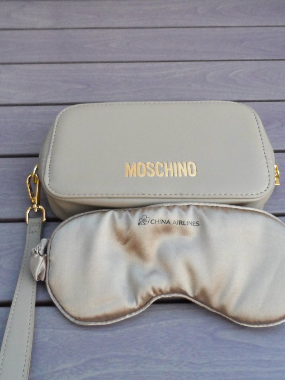 Moschino x China Airlines Collab Toiletry/Cosmetic Case - Picture 8 of 8